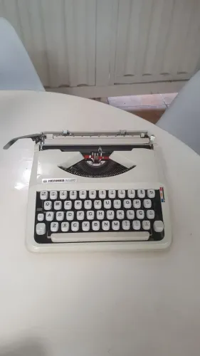 Máquina de escrever Hermes baby<br>Excelente estado.<br>Letra cursiva.