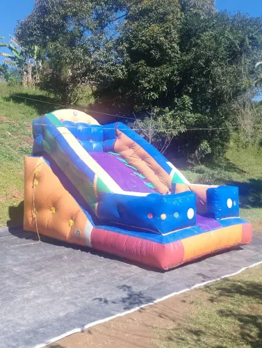 Vendo tobogã. Valor pra ir embora hj