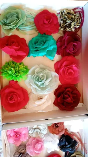FLORES FEITAS A MÃO