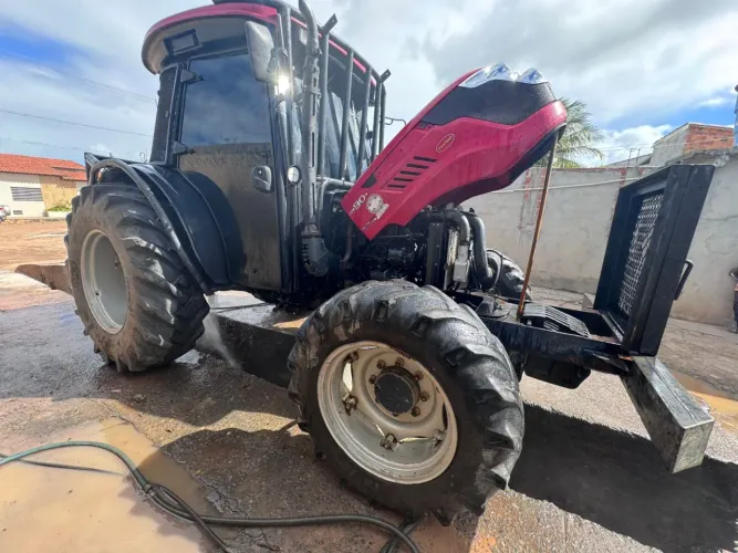 Trator agrícola 4x4 cabinado