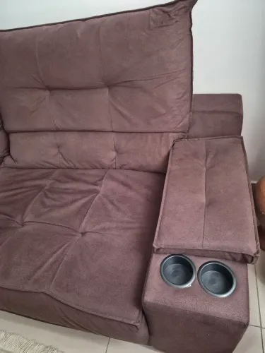 Sofá retrátil e reclinável com porta-copos - confortável - R$ 650,00