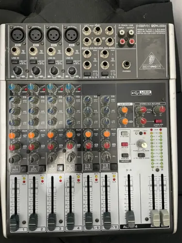 Mesa de som Behringer Xenyx 1204USB - 8 canais