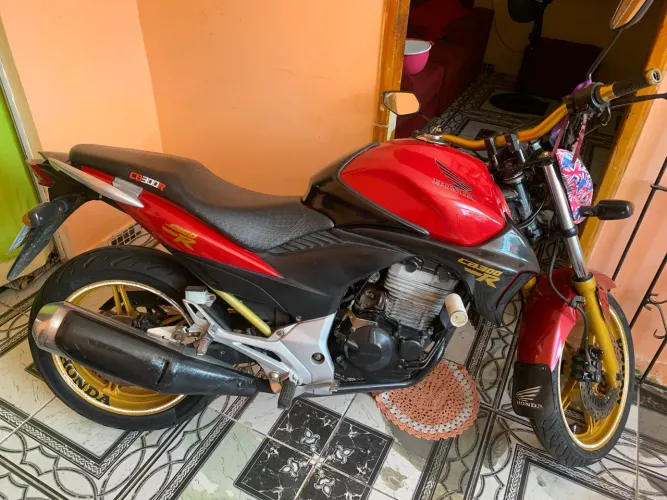 CB 300 conservada 