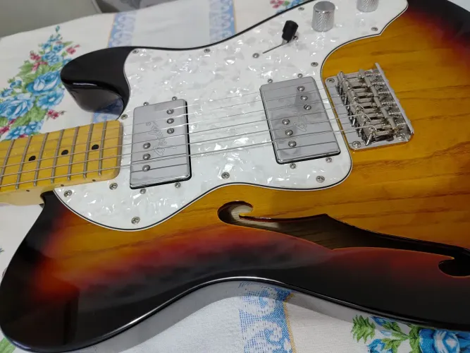 Guitarra Fender Squier Telecaster na caixa