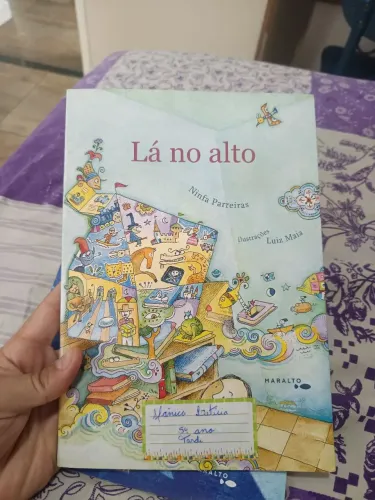 Livro paradidático Lá no Alto