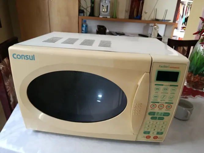 Microondas Consul 20 L funcionando normal, sem ferrugem.