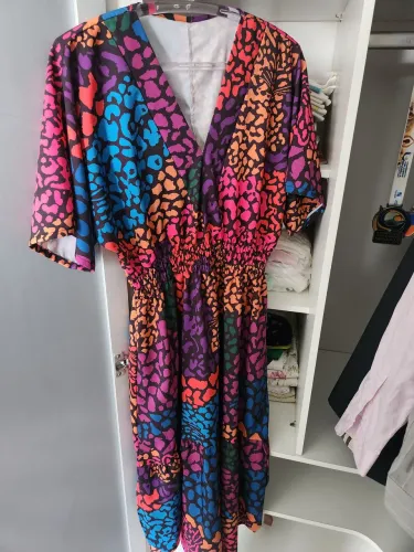 Vestido preto e longo com pintas de onça coloridas
