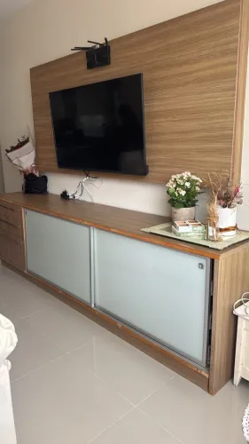 Estante com painel planejado para TV - sob medida