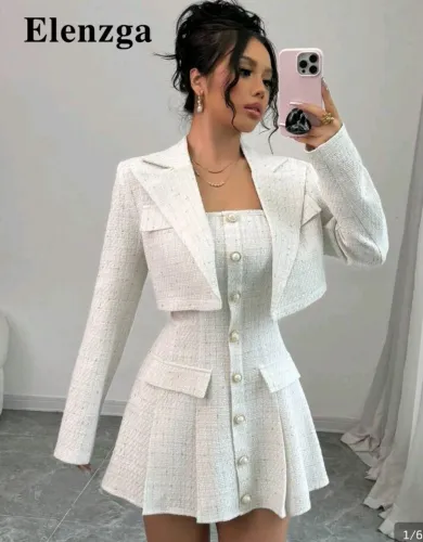 Conjunto Vestido + Jaqueta curta e uma bota de salto alto