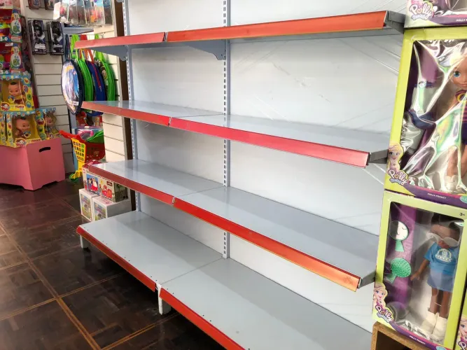 2 Gondolas com prateleiras em metal para comercio em geral