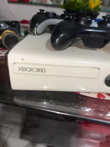 Xbox 360 Slim Desbloqueado + 3 Controles + HD com 100 Jogos