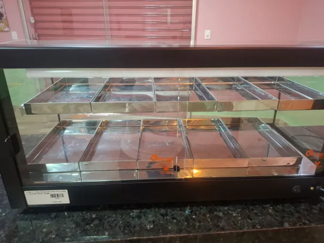Vendo vitrine seca de balcão, com 10 bandeijas.