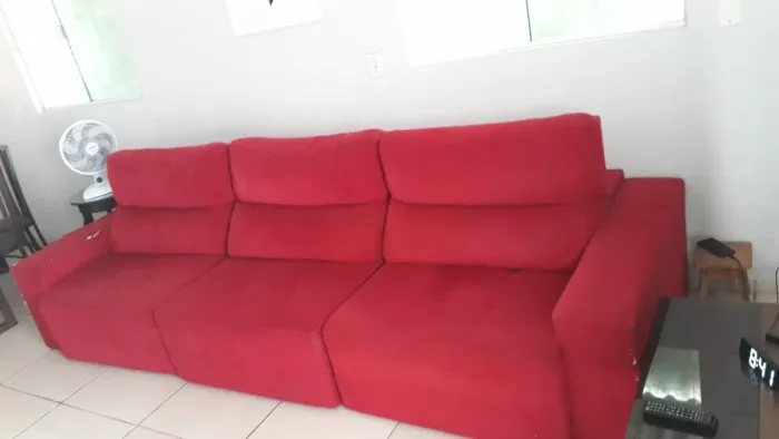 Vendo um sofá grande de carmurca ,retrátil e reclinável