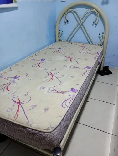 Cama de solteiro.Ta em perfeito estado,o colchão nao está a venda. A cama e de ferro 