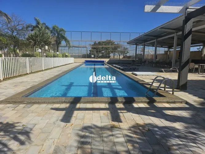 Casa no condomínio com 5 quartos sendo 2 suítes disponível para venda em Uberlândia-MG