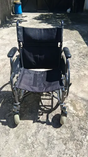 Cadeira de Rodas Dobrável  e Pneu desmontável 