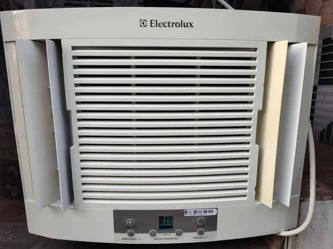 Ar condicionado Electrolux 10 BTUs 110 volts semi.novo 550,00