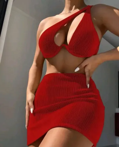 Biquíni vermelho (conjunto e saia)