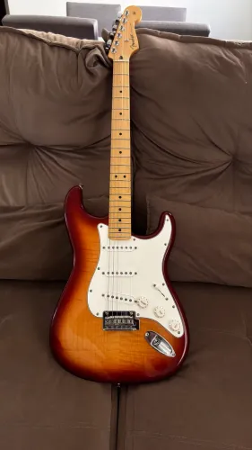 Linda! Fender Strato Player Plus Honey!