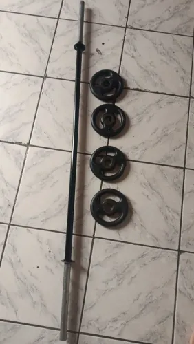 Barra com quatro anilhas de 2 kilos