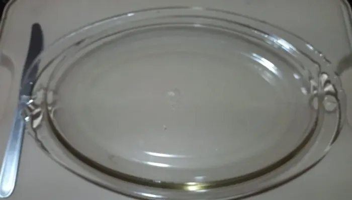 Antiga travessa de vidro marca Pyrex.