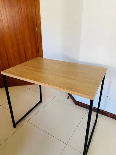 Mesa de escritório - Conservada e Resistente