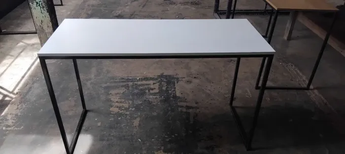 Mesa de estudo industrial.