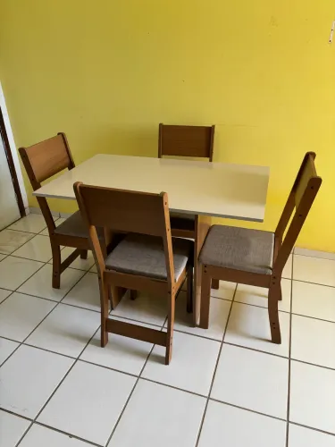 Mesa com quatro cadeiras