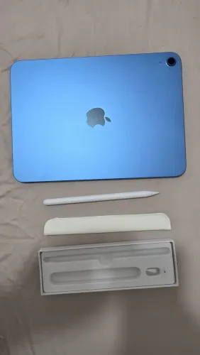 Apple iPad 11 (A16) Azul - Garantia: Março/2027. Acompanha 02 capas e caneta.