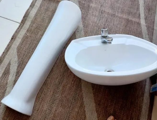 Pia de banheiro com pedestal