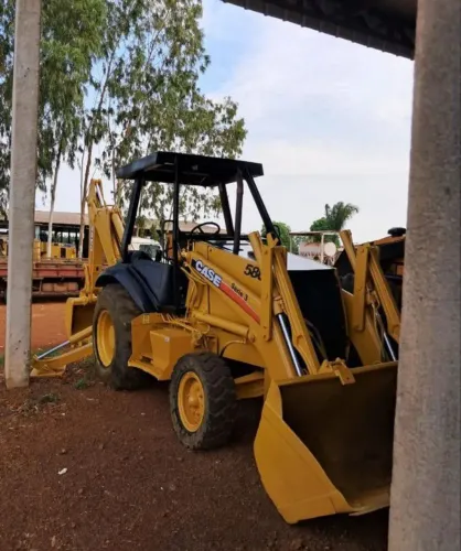 Retroescavadeira N50L 2015