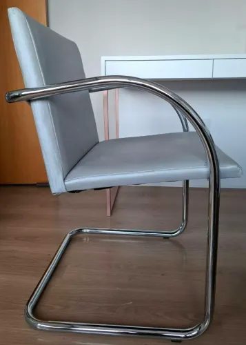 Cadeira Brno Tubular cinza claro