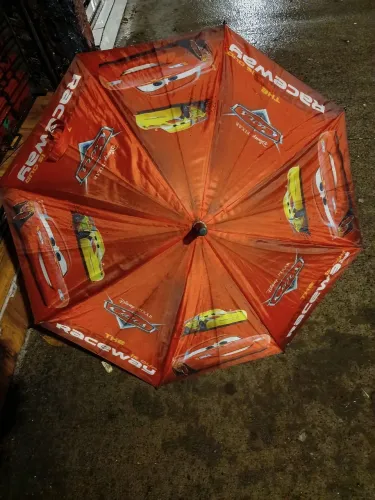 Guarda-chuva infantil do McQueen Cars Disney usado em bom estado Raríssimo