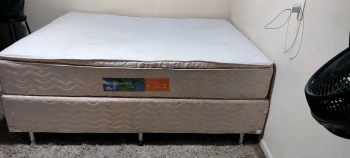 Vende-se cama Queen em bom estado, com base dupla separada, colchão de espuma.