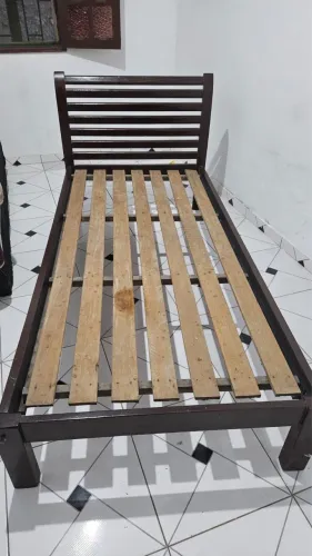 Cama de solteiro de madeira
