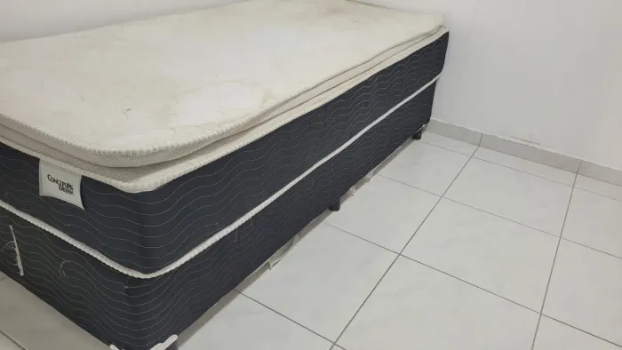 Vendo cama box/ Solteiro (a)