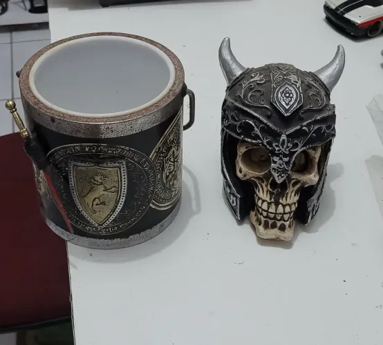 2 peças de decoração medieval cabeça caveira elmo balde