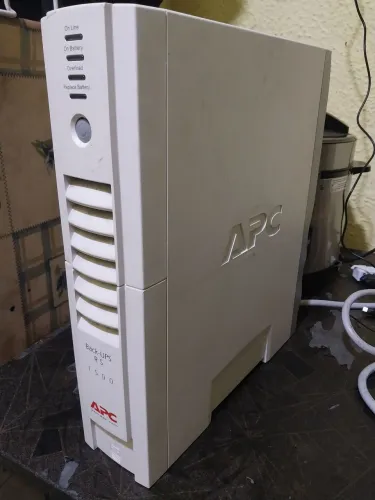 Vendo um APC Back-UPS RS 1500VA 