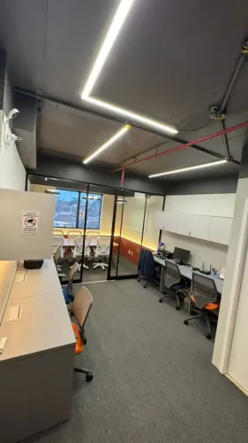 VASCO DA GAMA PLAZA | Sala Comercial | 1 Banheiro | Mobiliada | Andar Alto | PRONTA PARA E