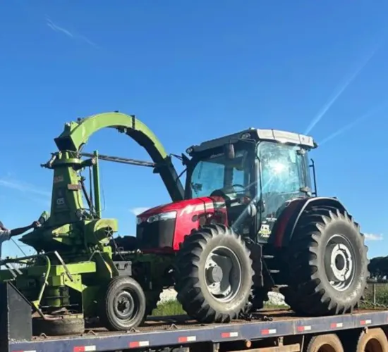 Trator MF 6714 com ensiladeira bokuda 2400