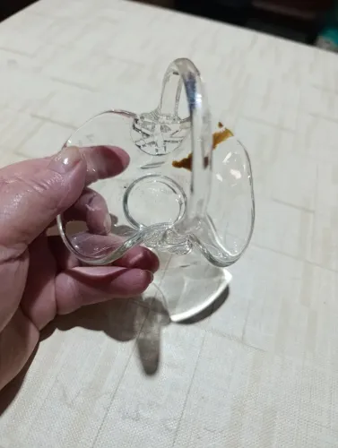 Cestinha de vidro para artesanato<br>Tem cola grudada mas sai