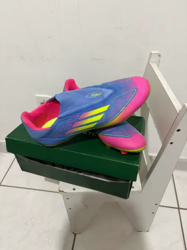 Chuteira adidas 43