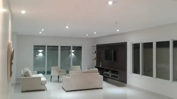 Procurando Casa alto padrão com 4 Suítes e Espaço Gourmet em condomínio? Temos!