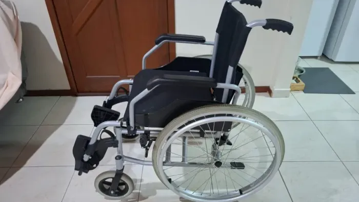 Cadeira de Rodas CDS Confort em Alumínio - assento aprox. 42 cm