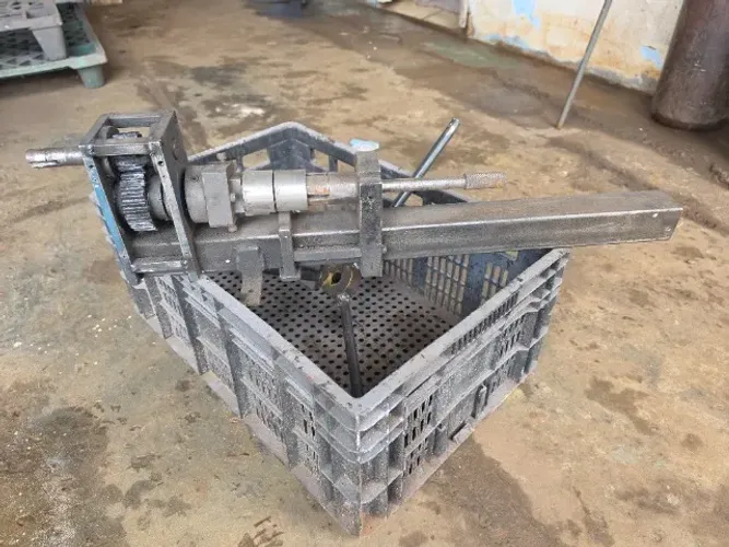 Máquina Torcedora de Pinhas MAQSERRA V5 com acessórios