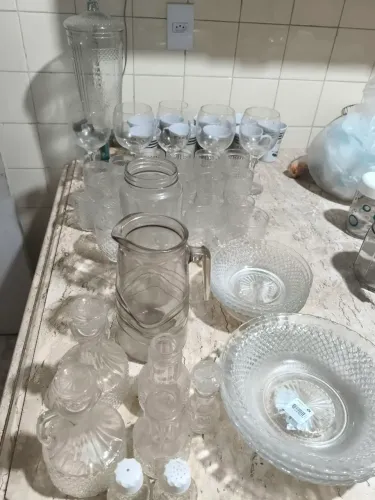 Copos, taças, pratos, suqueira.