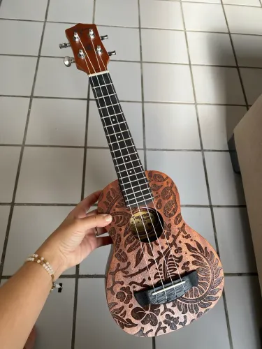 Ukulele Tagima 21k Floral II acompanha case