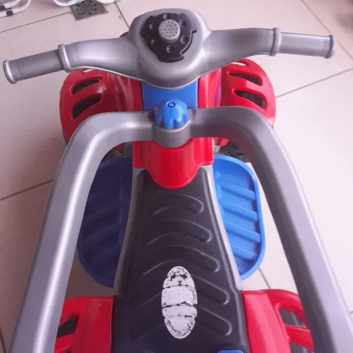 Vendo carrinho de passeio e pedal bebe quadriciclio spide pesonagemr