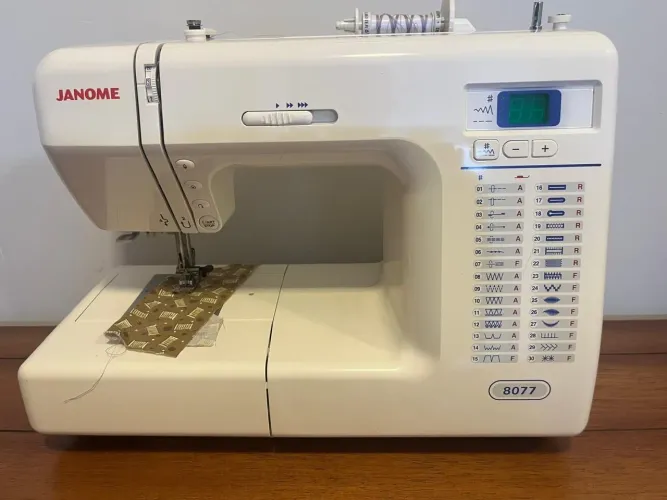 Maquina janome 8077