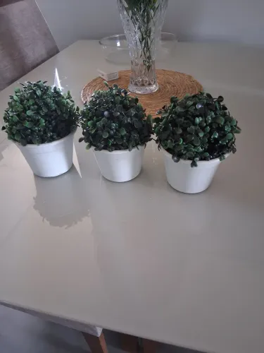3 vasos com planta artificial 